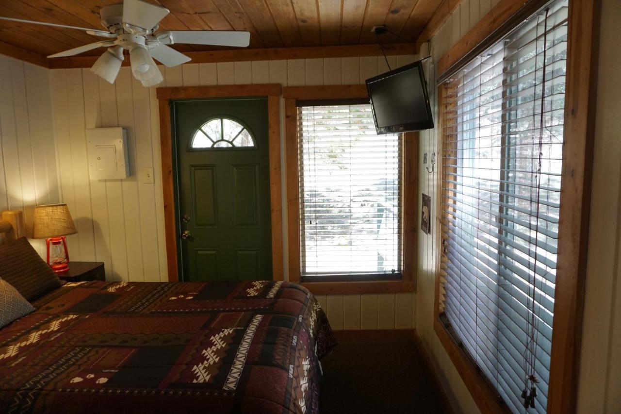Shaver Lake Village Hotel Bagian luar foto