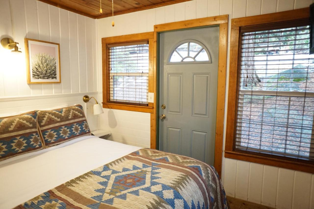 Shaver Lake Village Hotel Bagian luar foto